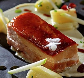 Γιάννης Λουκάκος: Ετοιμάστε ένα γκουρμέ πιάτο με τις οδηγίες του σεφ - Χοιρινή πανσέτα με πράσο μπρεζέ, πουρέ σελινόριζα και σάλτσα κόλιανδρο 
