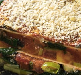 Ο Γιάννης Λουκάκος μας έχει την απόλυτη χορτοφαγική συνταγή - Λαζάνια με σπανάκι, ντομάτα και πράσο