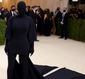 Kim Kardashian: Με μαύρη μπούργκα από πάνω ως κάτω σε θεαματική εμφάνιση στο Μet Gala - Το full face του Balenciaga (φωτό - βίντεο)