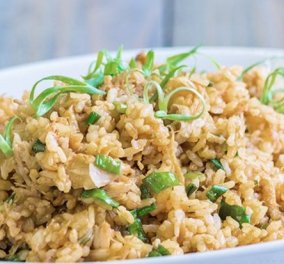 Δημήτρης Σκαρμούτσος: Σκορδάτο καστανό ρύζι - ένα νόστιμο πιάτο που θα σας πάρει μόλις 15 λεπτά για να το φτιάξετε!
