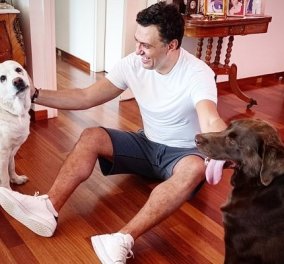 Ο υπουργός Τουρισμού Βασίλης Κικίλιας σε στιγμές χαλάρωσης - με τα σκυλιά του Φάτσα και Απόλλωνα (φωτό)