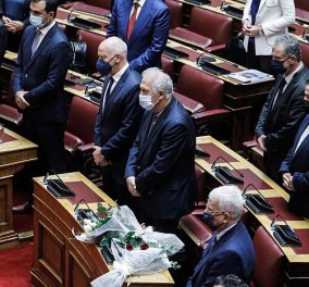 Η Βουλή τιμά την Φώφη Γεννηματά:  Διακοπή των εργασιών της για μια εβδομάδα - Αγκαλιασμένοι οι βουλευτές έκλαιγαν, άφησαν λουλούδια στην θέση της (φωτό) 