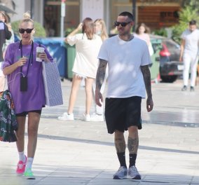 Η Τάμτα & ο Πάρις Κασιδόκωστας βόλτα στη Γλυφάδα: Το πολύχρωμο outfit της pop star - ένα παπούτσι φούξια, ένα πράσινο (φωτό)