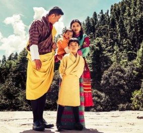 Η πανέμορφη βασίλισσα Jetsun του Μπουτάν και ο «βασιλιάς Δράκος» γιορτάζουν 10 χρόνια γάμου - η οικογενειακή φωτό