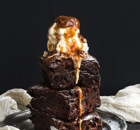 Δημήτρης Σκαρμούτσος: Brownies με σάλτσα καραμέλας - μπορείτε να τα σερβίρετε με καρύδια ή παγωτό βανίλια 