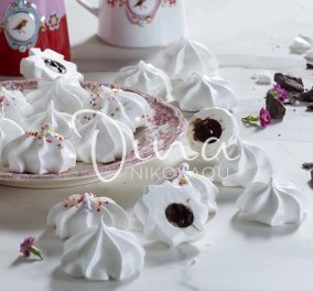Μαρεγκάκια γεμιστά με σοκολάτα από τη Ντίνα Νικολάου: Με ελάχιστα υλικά φτιάχνουμε ένα εντυπωσιακό γλυκό