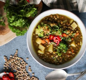 Έκτορας Μποτρίνι: Σούπα με φακές, λαχανικά & Twist παρμεζάνας - Ό,τι πρέπει για μια βροχερή μέρα