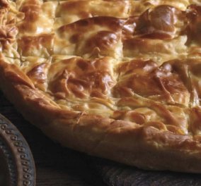 Αργυρώ Μπαρμπαρίγου: Σπιτική τυρόπιτα με μπεσαμέλ, τυρί φέτα και γραβιέρα - Αφράτη γέμιση, τραγανό χωριάτικο φύλλο & μοναδική νοστιμιά 