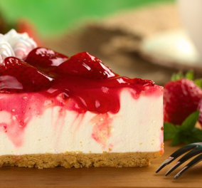 Ο Δημήτρης Σκαρμούτσος μας κακομαθαίνει: Μας δείχνει πως να φτιάξουμε άπαιχτο cheesecake φράουλα - Eλαφρύ & γευστικότατο  