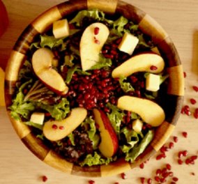 Δημήτρης Σκαρμούτσος: Σαλάτα καπριτσιόζα με μήλο και μοτσαρέλα - θα την απολαύσετε ως συνοδευτικό, αλλά & σαν γεύμα