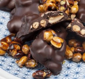 Στέλιος Παρλιάρος: Καραμελωμένοι ξηροί καρποί με σοκολάτα - το πιο απολαυστικό γλύκισμα, έτοιμο σε 30 μόλις λεπτά 