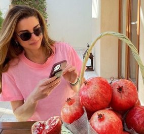 Βασίλισσα Ράνια της Ιορδανίας: Με ροζ t-shirt και μαύρο «τύπικο» γυαλάκι απολαμβάνει τα ρόδια εποχής που της έστειλαν δώρο (φωτό)