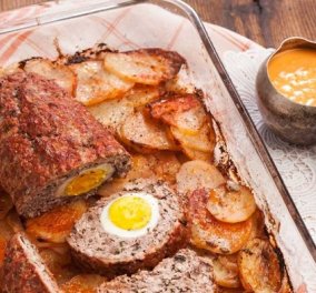 Η Αργυρώ Μπαρμπαρίγου προτείνει: Ρολό κιμά με αυγά και μελωμένες πατάτες - Μια λαχταριστή συνταγή με γεύση μαμάς