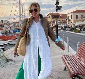 Η Σμαράγδα Καρύδη & το ροκ στυλ της στην Αίγινα: Καφτάνι, πουκαμίσα, μπουφανάκι, μασκούλα… όλα τα λεφτά! (φωτό)
