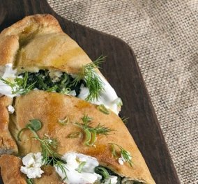Γιάννης Λουκάκος: Σπανακόπιτα με φέτα και φύλλο από ζύμη μαγιάς - μια συνταγή με αγαπημένες ελληνικές γεύσεις
