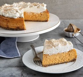 Ο Άκης Πετρετζίκης προτείνει: Cheesecake με κολοκύθα - Το απόλυτο Φθινοπωρινό γλυκό 