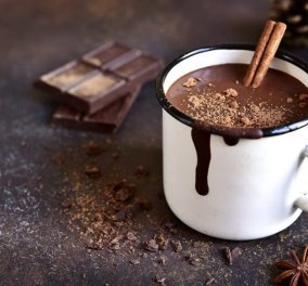 Αργυρώ Μπαρμπαρίγου: Εύκολη ζεστή σοκολάτα με κουβερτούρα, για τις κρύες μέρες & νύχτες  