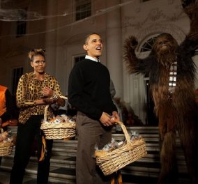 Η Michelle & ο Barack Obama λατρεύουν το Halloween: Όταν έκαναν trick-or-treat στον Λευκό Οίκο (φωτό & βίντεο)