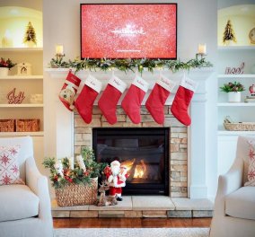 Χριστούγεννα 2021: Στολίστε τα τζάκι σας με αυτές τις υπέροχες ιδέες - Με λαμπάκια, κάλτσες & γιρλάντες (φωτό) 