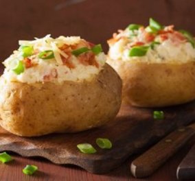 Δημήτρης Σκαρμούτσος: Πατάτες γεμιστές με μπέικον και τυριά - απλά πεντανόστιμες!