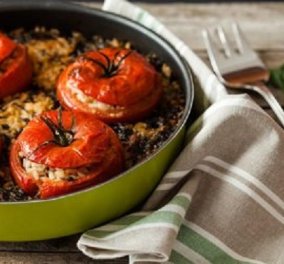 Vegetarian πρόταση από τον Δημήτρη Σκαρμούτσο: Ντομάτες γεμιστές με σταφίδα, καστανό ρύζι & κουκουνάρι