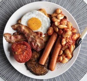 Άκης Πετρετζίκης: English breakfast με γίγαντες - το πιο χορταστικό πρωινό