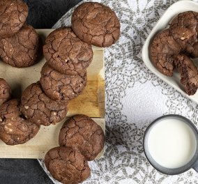 Άκης Πετρετζίκης: Soft cookies σοκολάτας - Για το σερβίρισμα προτιμήστε ένα ποτήρι ζεστό γάλα 
