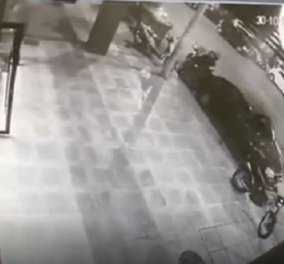 Βίντεο - ντοκουμέντο από το τροχαίο στη Θεσσαλονίκη: Ο οδηγός έπεσε με ιλιγγιώδη ταχύτητα πάνω στον ντελιβερά