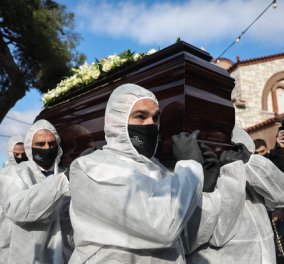 Κηδεία Γιώργου Τράγκα: Φίλοι και συγγενείς αποχαιρέτησαν τον δημοσιογράφο - Τραγική φιγούρα η σύζυγός του (φωτό - βίντεο)