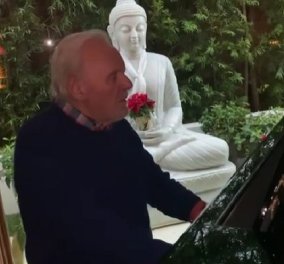 Ακόμα και ο Anthony Hopkins γίνεται «ειρηνικός» για τα Χριστούγεννα - παίζει πιάνο αλά Kate (βίντεο)