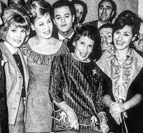 Πρωτοχρονιά 1964: Η Γεωργία Βασιλειάδου κόβει την βασιλόπιτα μαζί με αστέρια του παλιού ελληνικού κινηματογράφου