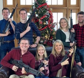 Σοκ με Αμερικανό βουλευτή: Η οικογενειακή φωτό με τα όπλα μπροστά στο χριστουγεννιάτικο δέντρο - «Άη Βασίλη φέρε πυρομαχικά»