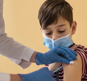 Ο Ηλίας Μόσιαλος για τον εμβολιασμό παιδιών 5-11 ετών: Οι κλινικές δοκιμές, οι παρενέργειες, οι επιφυλάξεις των γονέων 