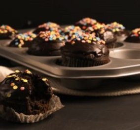 Σοκολατένια cupcakes από τον Δημήτρη Σκαρμούτσο: Μια εύκολη συνταγή που θα λατρέψετε 