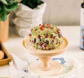Ντίνα Νικολάου: Τυρόμπαλα με ρόδι, κράνμπερις και πετιμέζι - Το τέλειο ορεκτικό για το γιορτινό τραπέζι