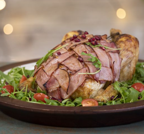 Ο Άκης Πετρετζίκης προτείνει το τέλειο πιάτο για τα Χριστούγεννα - Γεμιστό κοτόπουλο τυλιγμένο με μπέικον