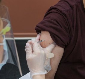 Story of the day: 50χρονος Ιταλός πήγε να κάνει το εμβόλιο, φορώντας ψεύτικο χέρι από σιλικόνη - Το είχε κολλήσει στο πραγματικό  