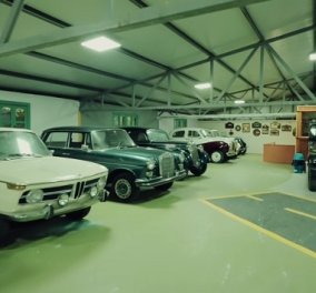 Η απίθανη συλλογή αυτοκινήτων του Βασίλη Καρρά με μοντέλα άλλων δεκαετιών - ακόμα και προπολεμικά (βίντεο)
