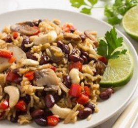 Δημήτρης Σκαρμούτσος: Καστανό ρύζι με λαχανικά και κόκκινα φασόλια - ένα εύκολο, λαχταριστό συνοδευτικό