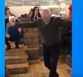To βαρύ ζεϊμπέκικο του Γιώργου Παπανδρέου μετά την ήττα του - χόρεψε  τη «Συννεφιασμένη Κυριακή» (βίντεο)