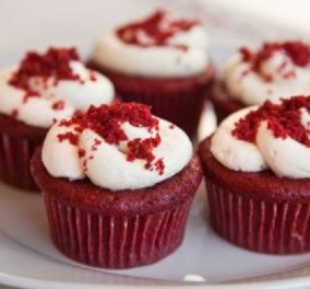 Red velvet cupcakes από τον Δημήτρη Σκαρμούτσο: Αφράτα & πεντανόστιμα - θα σας ξετρελάνουν