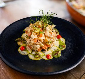 Η Αργυρώ Μπαρμπαρίγου μας φτιάχνει την πιο νόστιμη Αθηναϊκή σαλάτα της - από τις πιο hot προτάσεις στα καλύτερα εστιατόρια της πόλης