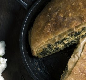Ο Γιάννης Λουκάκος δημιουργεί: Λαχταριστή σπανακόπιτα με kale, ανθότυρο και quinoa