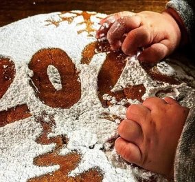 Άκης Πετρετζίκης: Ο γιος του μόλις χάλασε τη ζάχαρη άχνη με το 2022 στη βασιλόπιτα - Καλή Χρονιά! (φωτό & βίντεο)