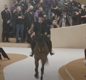 Chanel 2022: Καβάλα στο άλογό της η πριγκίπισσα Charlotte Casiraghi - άνοιξε την επίδειξη μόδας στο Παρίσι (φωτό & βίντεο)