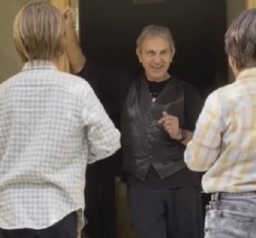 Ο Γιώργος Νταλάρας ακούει τα κάλαντα από τους εγγονούς του, στην στολισμένη είσοδο του σπιτιού του (βίντεο)