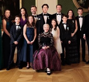 Η βασίλισσα Μαργαρίτα της Δανίας με την αδερφή, τα παιδιά, τις νύφες & τα εγγόνια της - η φωτό για τα 50 χρόνια στον θρόνο