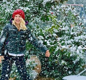 Ελένη Μενεγάκη: «Μόλις δω χιόνι κάνω σαν μικρό παιδί!» - με κόκκινο σκούφο στον κατάλευκο κήπο της (φωτό)