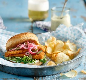 Αργυρώ Μπαρμπαρίγου: Μας ετοιμάζει Fish burger με μαγιονέζα, άνηθο και πίκλες που είναι food trend σε όλο τον κόσμο
