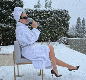 Ελένη Φουρέιρα: Με μπουρνούζι και γόβες έξω στο χιόνι ως απόλυτη θεά - Απολαμβάνει το κρασάκι της (φωτό - βίντεο)